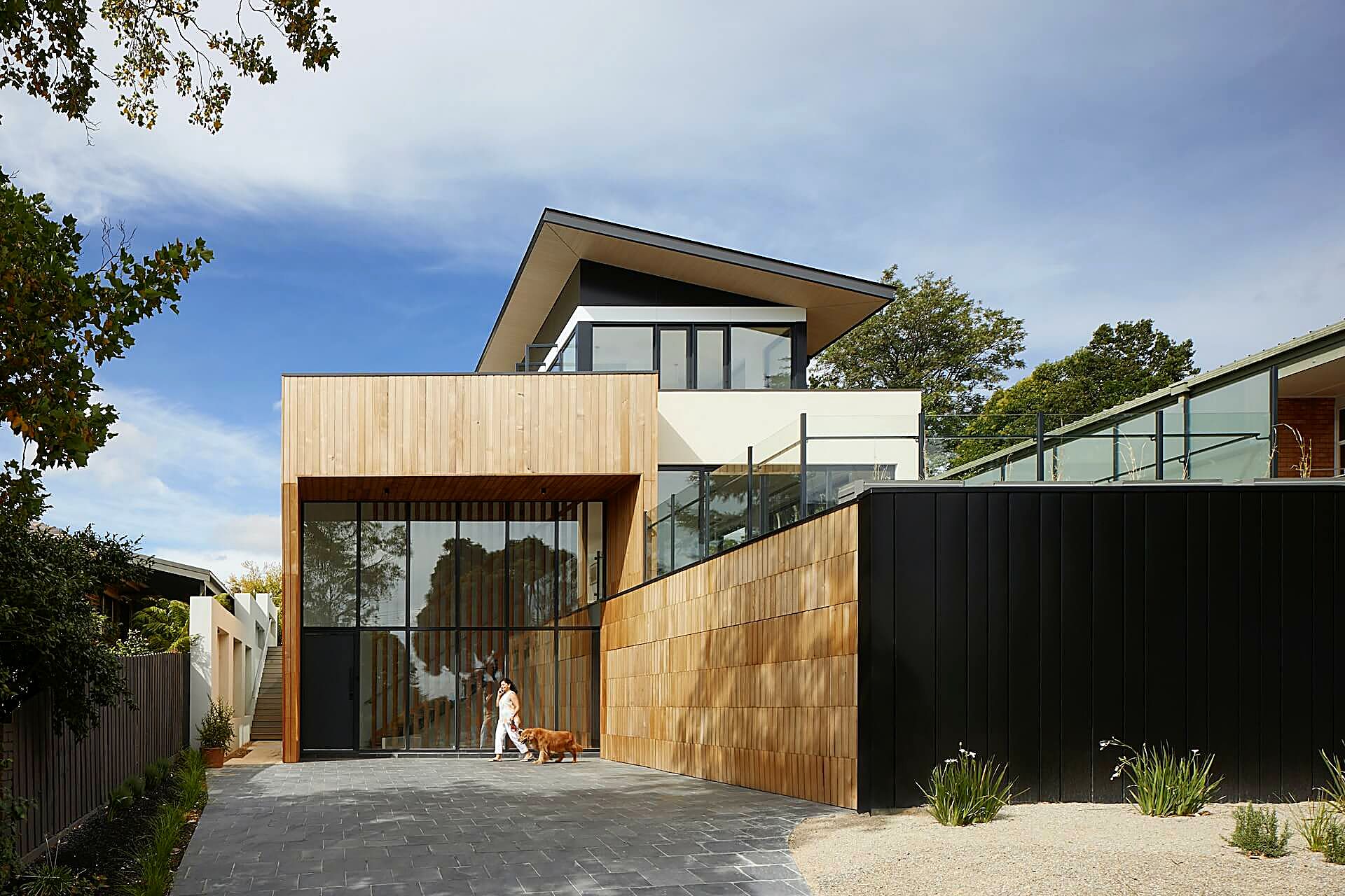 Residência de alto padrão projetada pela Mitra Arquitetura
